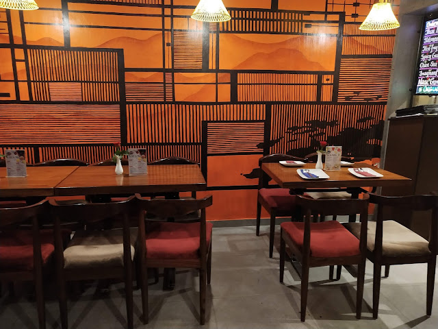 Khow Chow Restaurant Bandra West Linking Road Mumbai ambiance