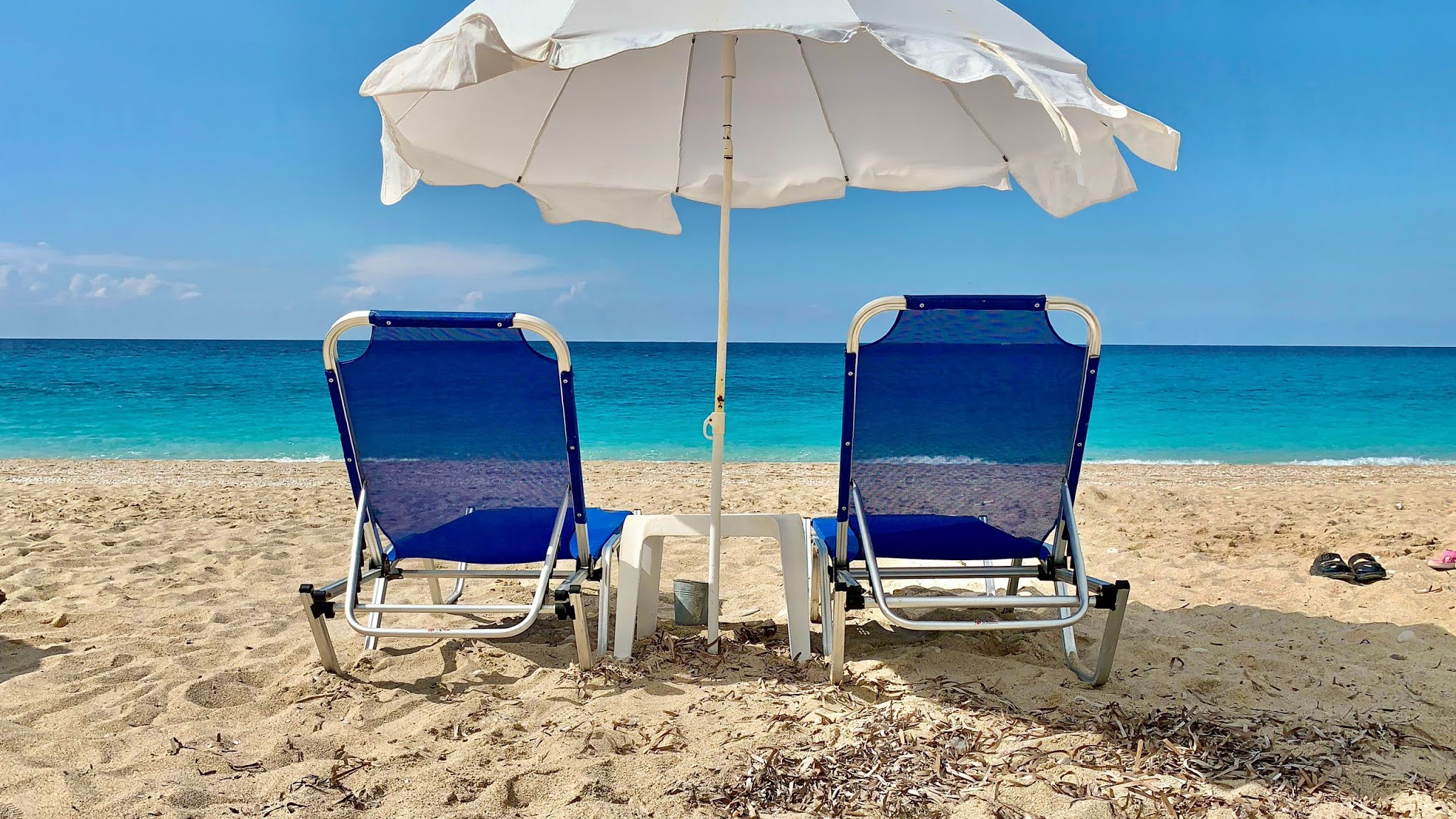 Отпуск 5 мая. Шезлонг на пляже. Шезлонг с зонтом. Море пляж шезлонг. Шезлонг зонт на пляже.