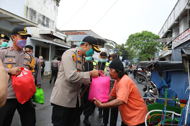 Kapolres Majalengka Bagi Sembako Dan Masker Untuk Tukang Becak