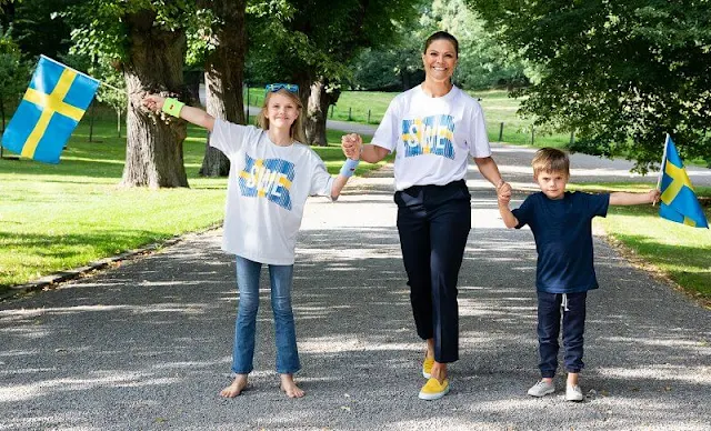 The Crown Princess shared a new photo taken at Haga Castle showing Princess Estelle and Prince Oscar together.