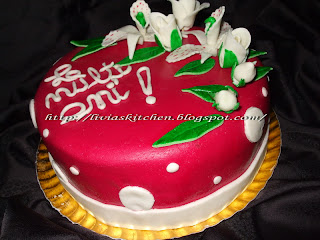 Tort rosu cu orhidee si trandafiri