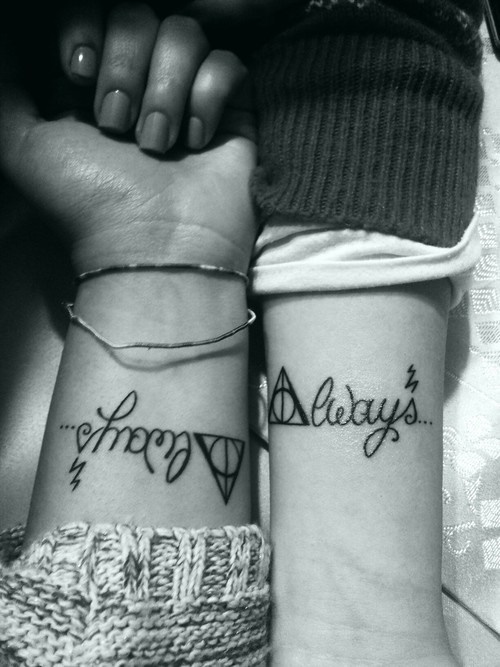 dos tatuajes triangulo y la palabra always