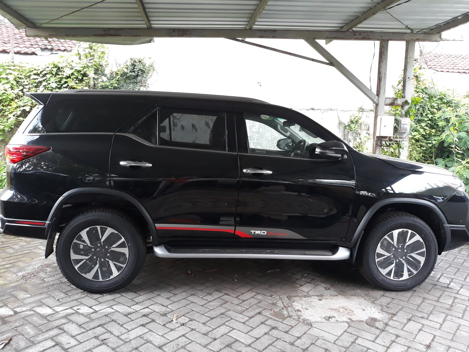 Wallpaper Mobil Fortuner
