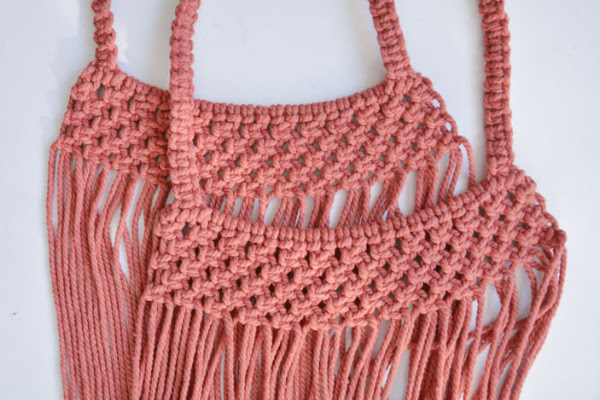 Dos lados de la bolsa de macramé