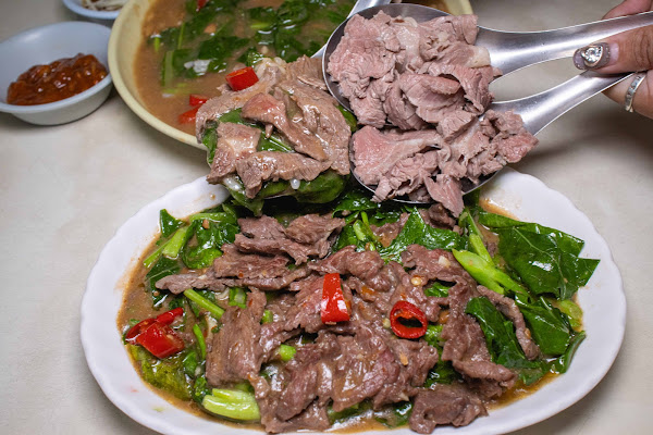 台南牛肉湯【補頭牛肉湯】永康美食!隱身鐵皮屋下在地耕耘10數年的牛肉湯老店!牛肉份份手切肉量不少肉燥飯1碗只賣你10元!