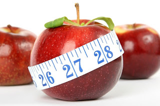 Manzana Roja con cinta de medicion de abdomen Manzana Roja con cinta de medicion de abdomen