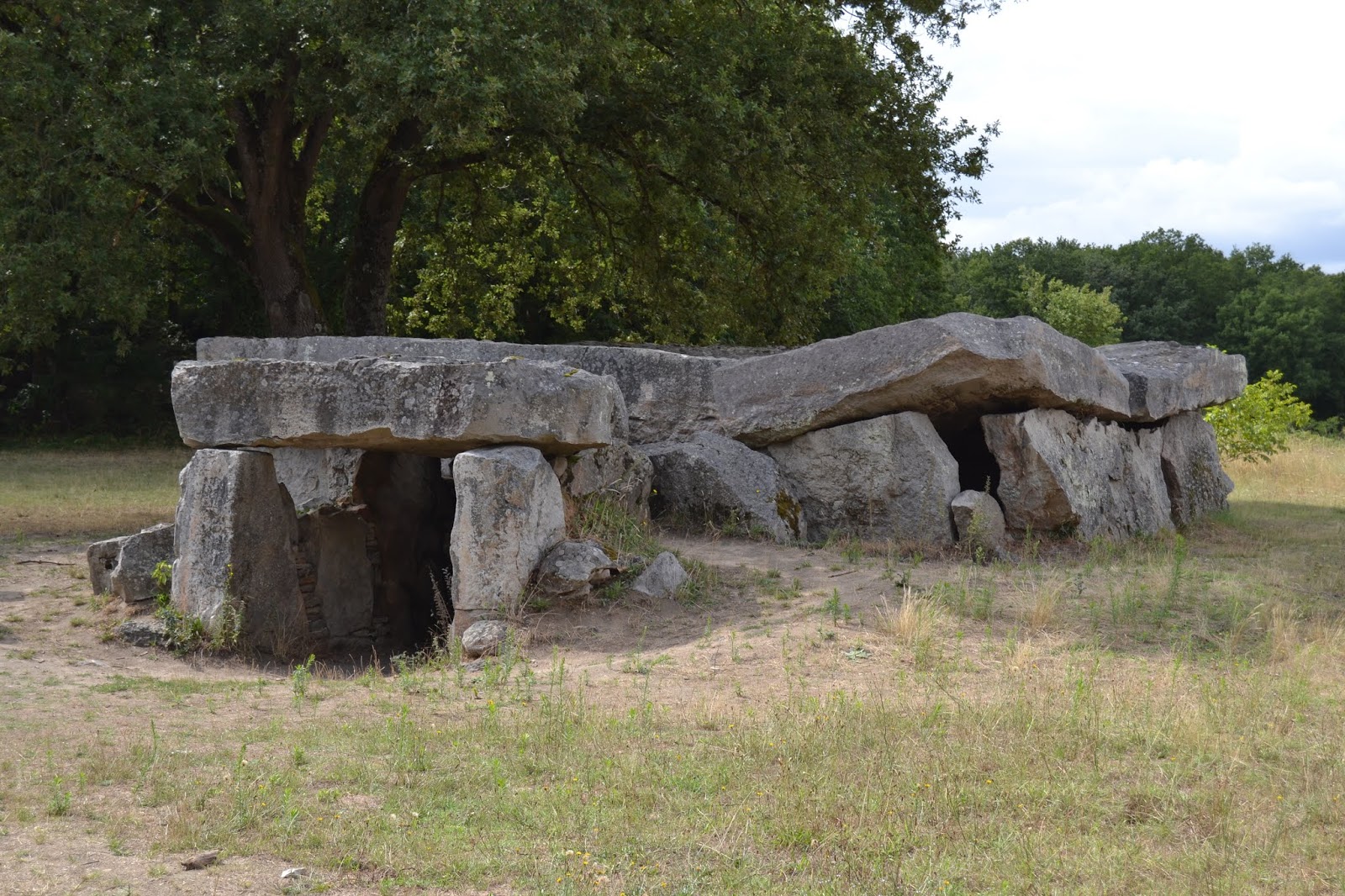 Dolmen d'Etiau (Couture) & dolmen de la Bajoulière (StRémylaVarenne)