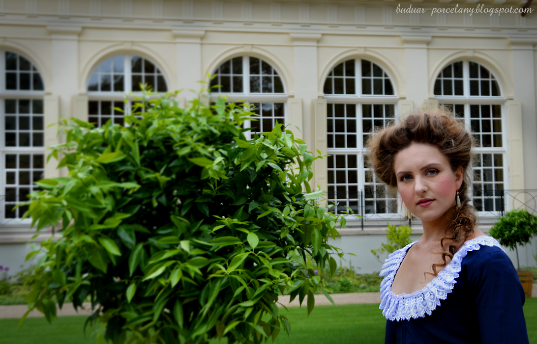 Buduar Porcelany Pod umówionym jaworem / suknia z lat 1790.