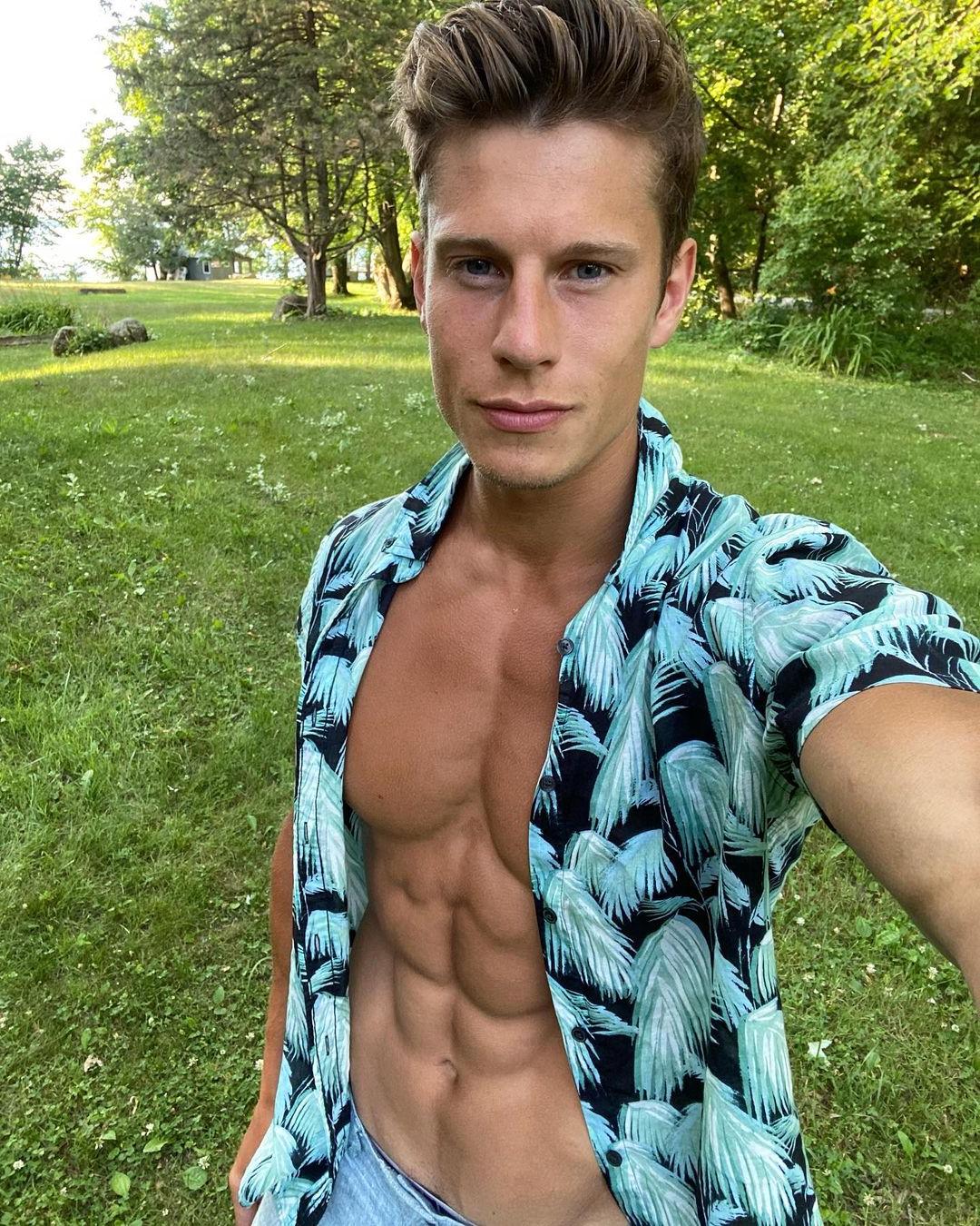 pretty-male-model-blue-eyes-ripped-sixpack-abs-selfie