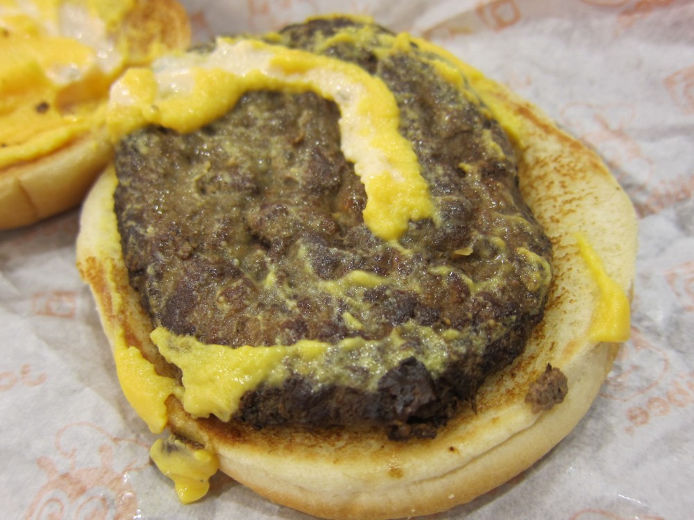 Review Jollibee's Yum Burger with Cheese