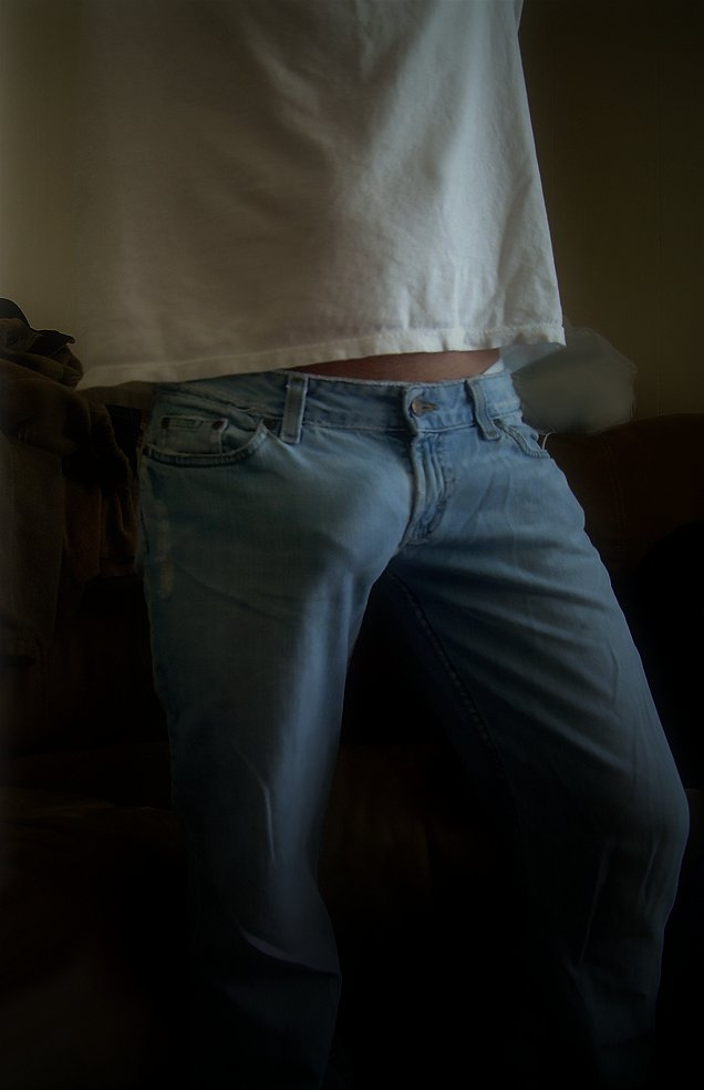 Cock jeans. Мужской стоячий в штанах. Большой в штанах выпирает. Выпирает в джинсах.