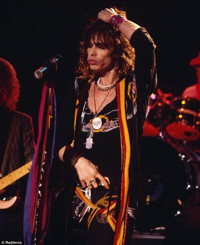 Amazing Photographs of Steven Tyler of Aerosmith on the Stage in the(05)