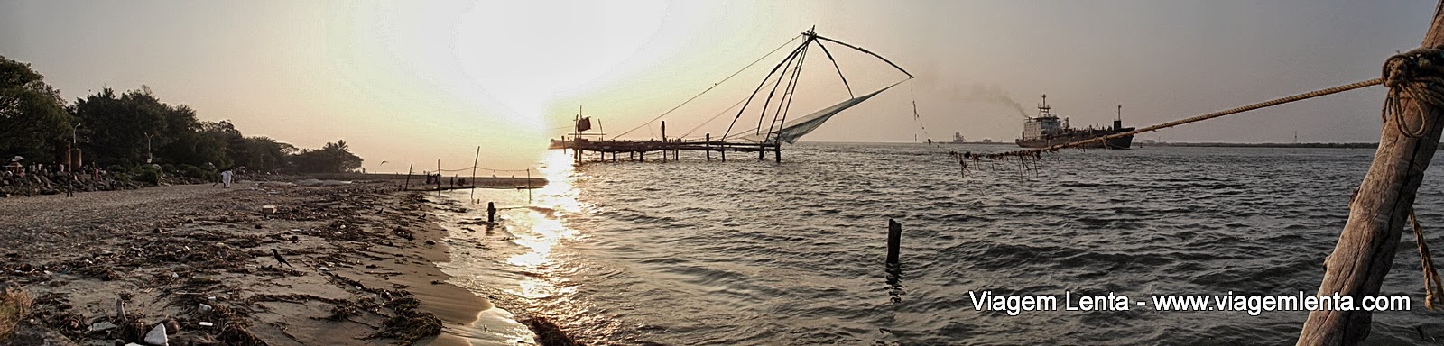 O pôr do sol e a praia poluída