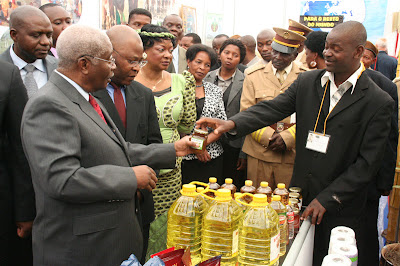 Guebuza e governo na Facim 2012