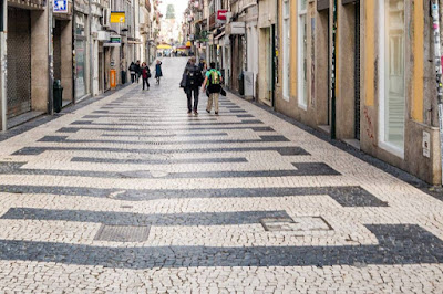 Peregrinas de Santiago de Compostela na rua de Cedofeita no Porto