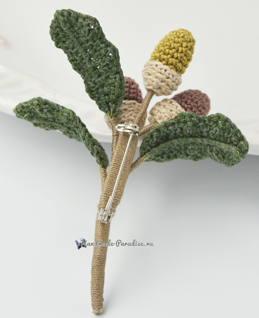 Πλεκτή καρφίτσα "κλαδί με βελανίδια" (5)