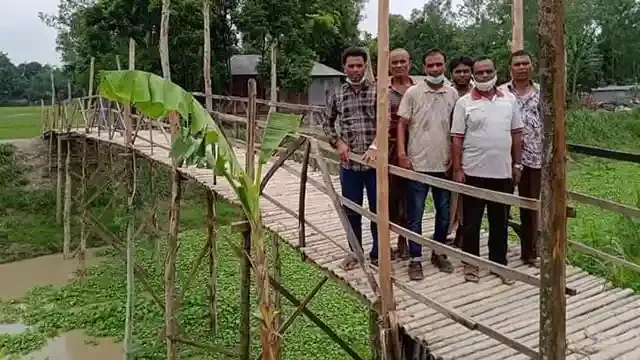 উল্লাপাড়ায় দুই গ্রামের মানুষের যাতায়াতের একমাত্র ভরসা বাঁশের সাঁকো