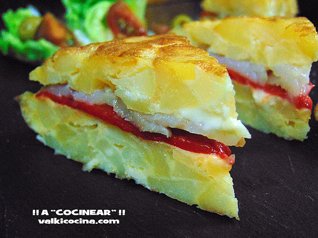 tortilla de patatas rellena de pimientos del piquillo y bacalao ahumado