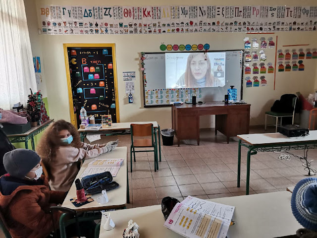 Εργαστήρια Δεξιοτήτων, τα παιδιά συνομιλούν με Εργοθεραπεύτρια για άτομα με αναπηρία και την εκπαίδευσή τους