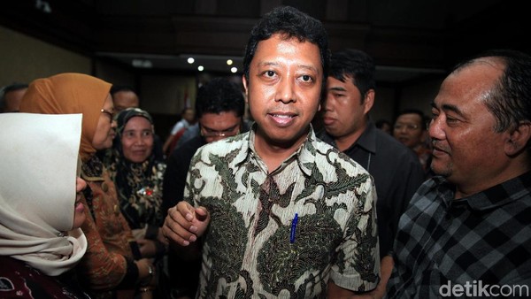 Baca Pleidoi, Rommy Bandingkan Kasus dengan Skandal Jiwasraya dan Asabri Baca Pleidoi, Rommy Bandingkan Kasus dengan Skandal Jiwasraya dan Asabri