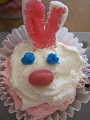 These Easter Bunny cupcakes are surprisingly easy to make and so fun and festive for celebrating Easter at home or with friends. #WomenLivingWell #Easter #Bunny #cupcakes