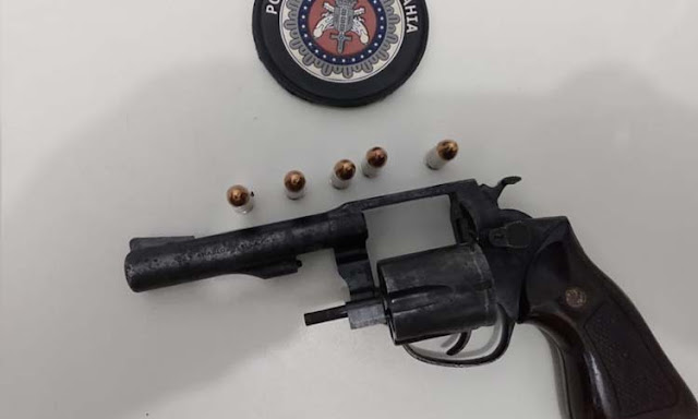 Homem é preso após ameaçar esposa com arma de fogo em Ourolândia