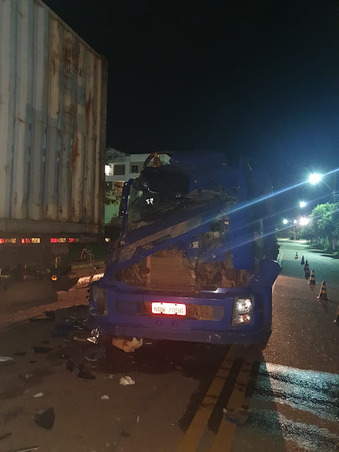 Caminhão Limpa Fossa fica destruído ao bater em container de carreta estacionada no Bairro Novo 7 Caminhão Limpa Fossa fica destruído ao bater em container de carreta estacionada no Bairro Novo