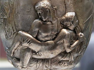 Fuente: De Desconocido, Dominio público, https://commons.wikimedia.org/w/index.php?curid=2530241 Homosexualidad en Roma. Vaso Warren, lado B