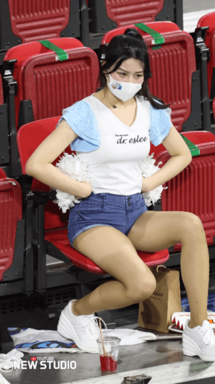 앉아있는 이예빈 치어리더 - 꾸르