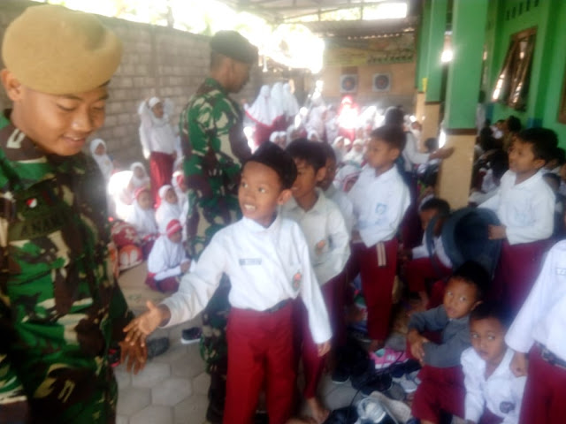 Hari Pertama Masuk Sekolah, Satgas TMMD beri Wasbang kepada Siswa SDIT