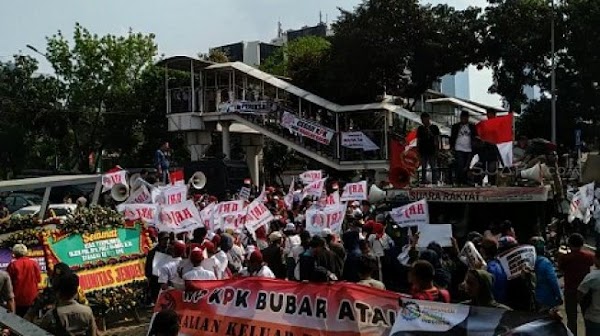 Tuntut Agus Cs Mundur, Massa Demo KPK Riuh Pas Duit Disebar dari Mobil Komando