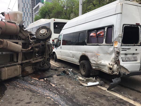 В Уфе на проспекте Октября столкнулись два автобуса и грузовик В Уфе на проспекте Октября столкнулись два автобуса и грузовик