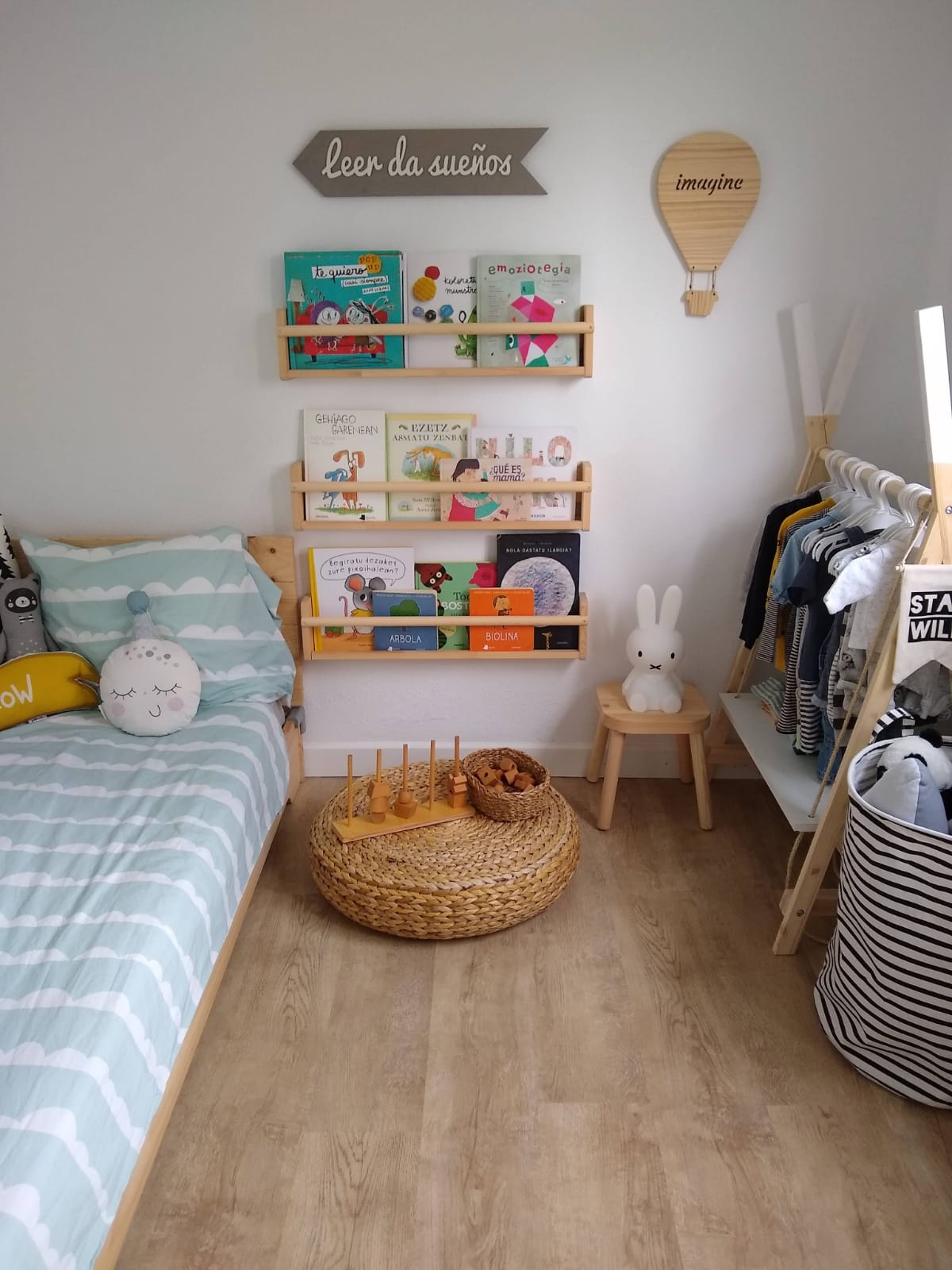 levantar perrito leyendo El método Montessori para decorar la habitación infantil