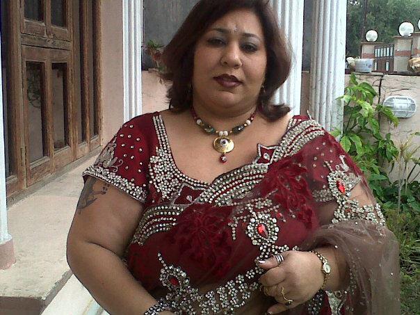 Red Saree Wali Aunty Ki Chudai Desi Moti Randi