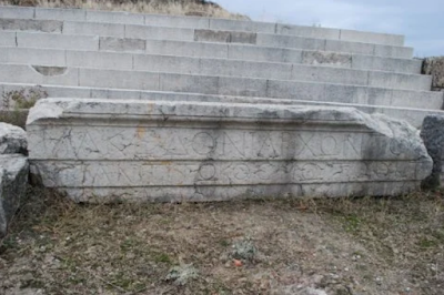 arxaia_poli_isar_mavritsi_ellhnikes_epigrafes.png