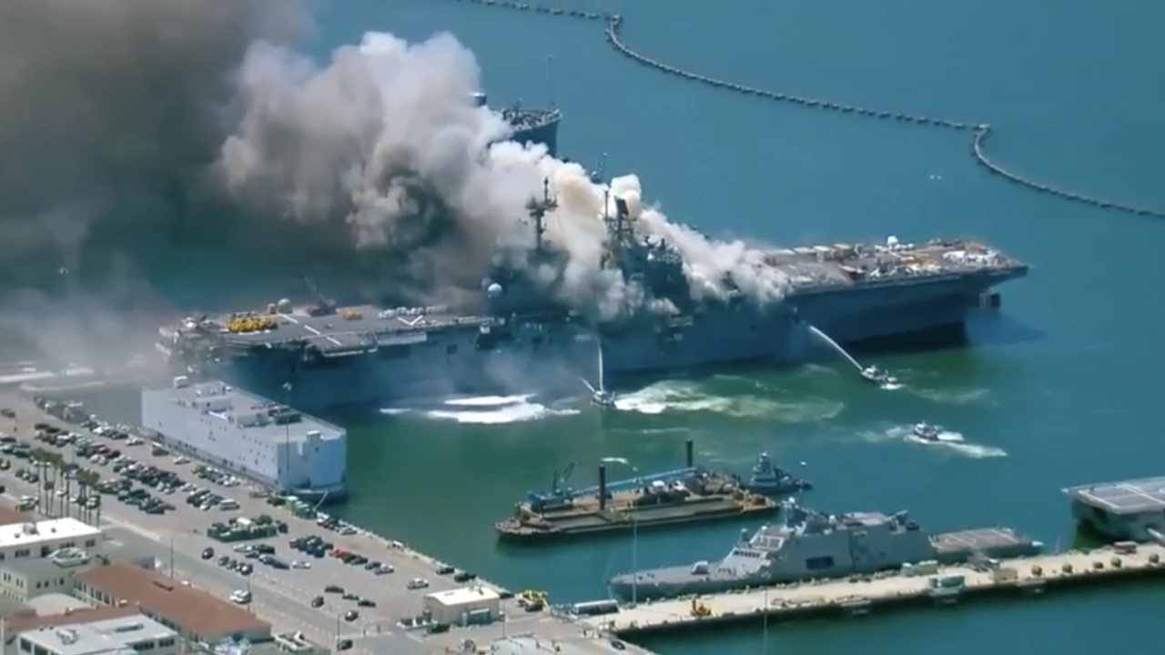 Kapal serbu jenis LHD milik militer AS meledak dan terbakar