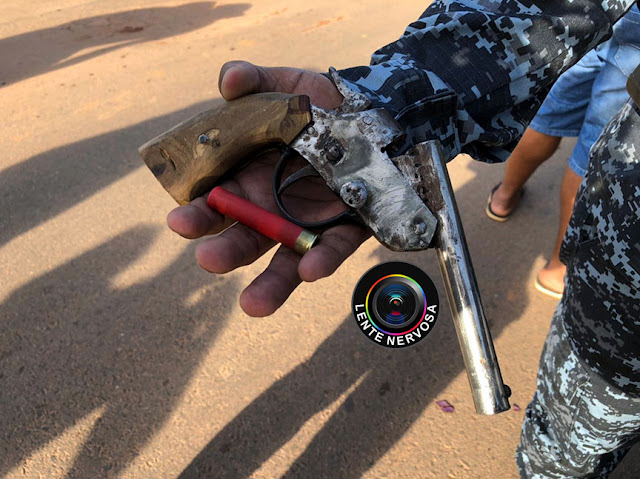 Infrator de 15 anos é apreendido com arma de fogo após ser atingido por caminhão