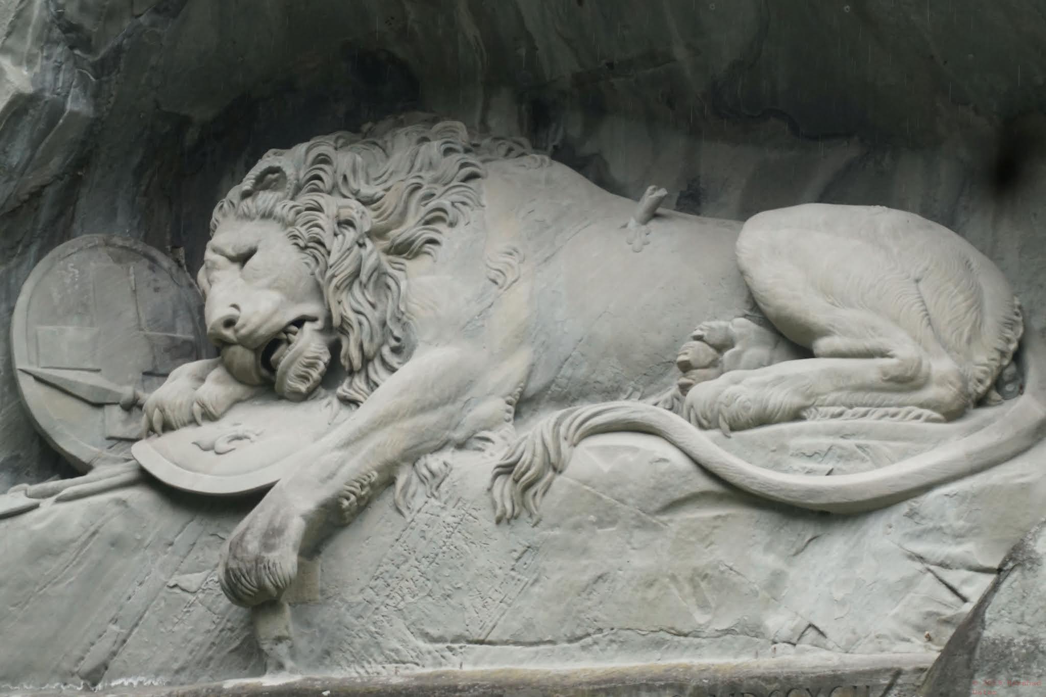 Люцерн лев в скале. Памятник льву в люцерне. Люцерн швейцария памятник льву. Люцерн лев в скале. Люцерн швейцария лев.