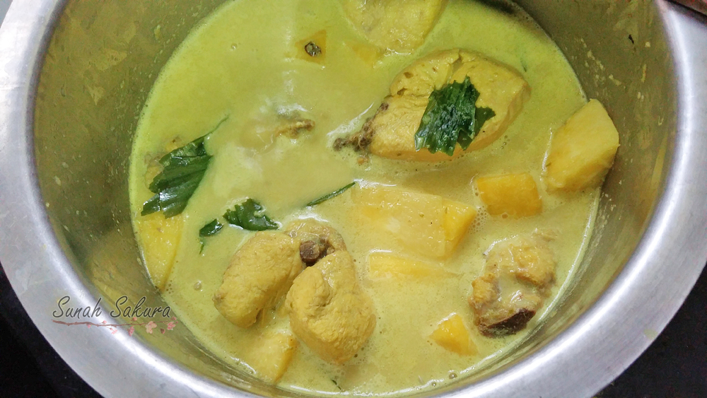 Ayam Masak Lemak Cili Padi dengan Nenas