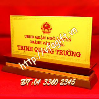 biển chức danh để bàn,sản xuất biển chức vụ,bảng tên giám đốc để bàn Bien-chuc-danh