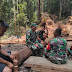 Korlap Satgas TMMD 109/Sintang Lakukan Koordinasi dengan Anggota Satgas TMMD Ditengah Hutan Rimba 