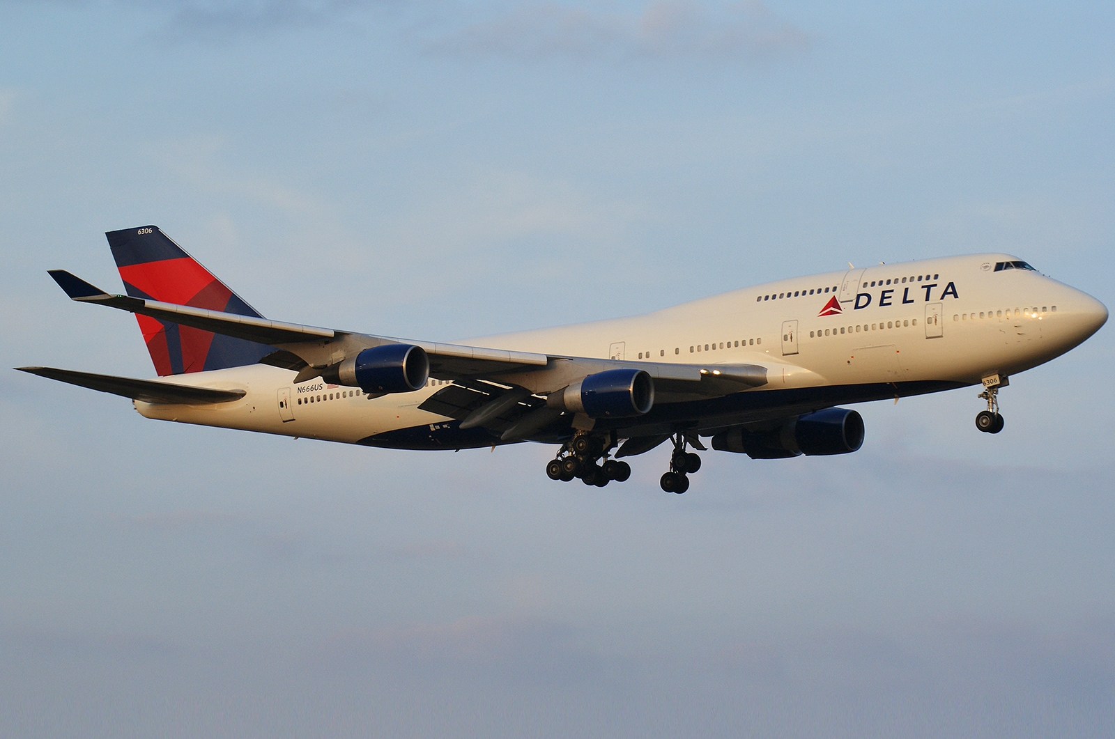 Delta Airlines Boeing 747400 Approaching To Landing Aircraft