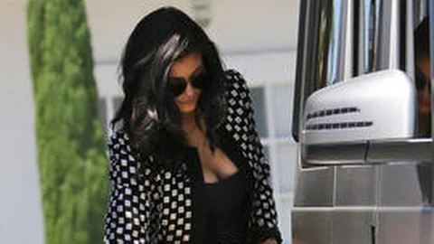 Kylie Jenner Revoluciona Las Redes Con Su Look Para Poner Gasolina En Tacones Y Sin Sostén