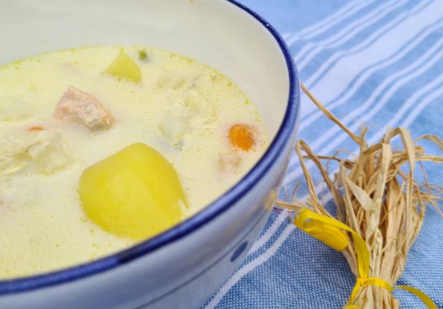 Rezept: Schwedische Sommersuppe mit Lachs. Die schwedische Suppe ist auch bei uns sehr beliebt und mit Zutaten wie Kartoffeln, Gemüse und Lachs bzw. Fisch kinderleicht im Suppentopf zuzubereiten.