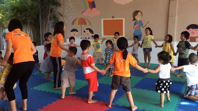 Nhấn vào ảnh để phóng to các bé mẫu giáo chơi mèo đuổi chuột