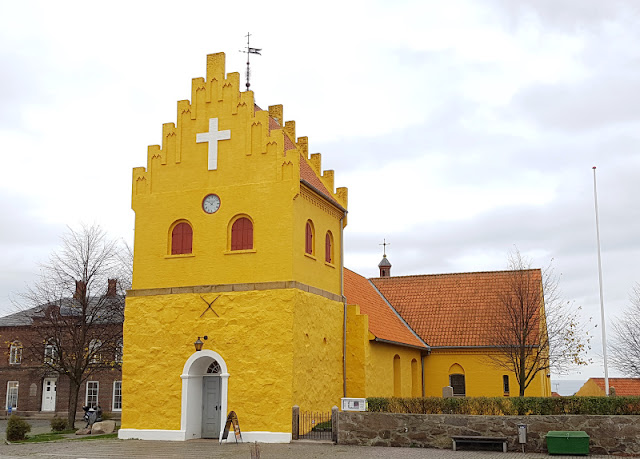 Die Ostseeinsel Bornholm: 12 neue Ausflüge für Familien. Die gelbe Kirche von Allinge haben wir auf der Tour durch den Norden der Insel besucht.