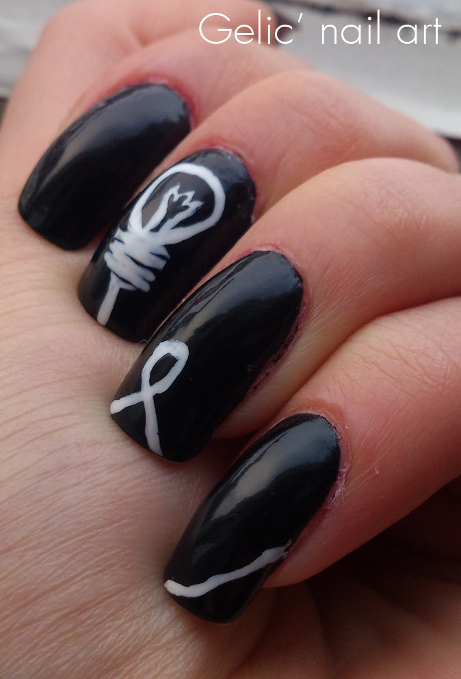 Gelic' nail art Black and white light bulb nail art