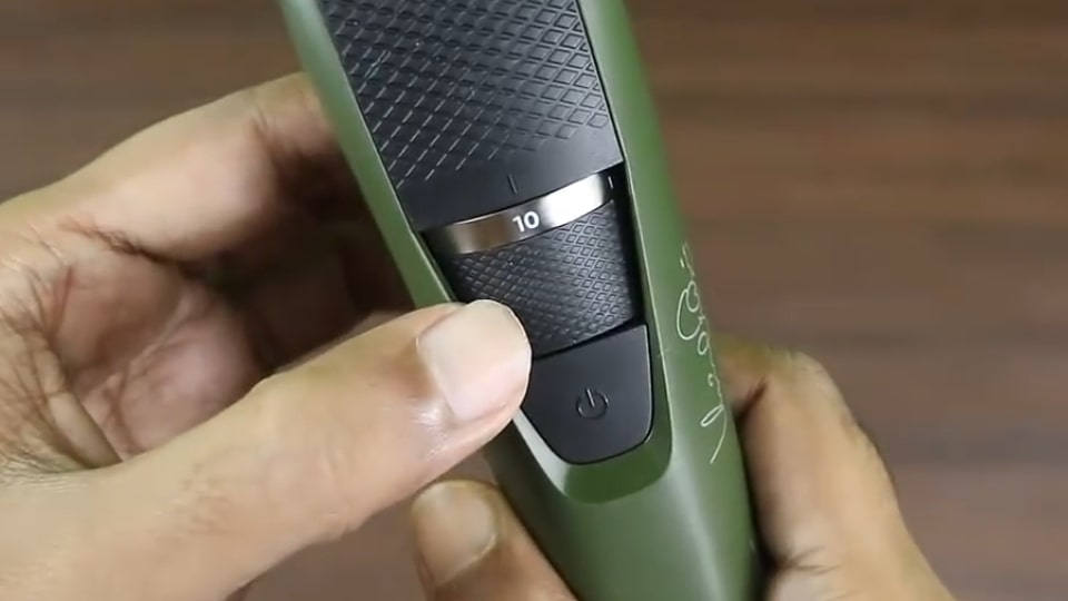 Adjustable length settings on Phillips BT3211 beard trimmer.
