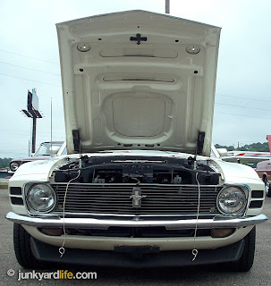 Front chin spoiler on the Boss amplifies the aggressive look of the redesigned 1970 Mustangs.