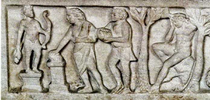 Η ιστορία του Οιδίποδα. Κάλυμμα σαρκοφάγου, 3ος αι. μ.Χ. Στο αριστερό μέρος ο Λάιος συνοδευόμενος από ένα δούλο προσφέρει θυσία μπροστά στο άγαλμα του Απόλλωνα, ζητώντας χρησμό για το πώς θα τα καταφέρει να αποκτήσει παιδί. Στο δεξιό μέρος, πάλι ο Λάιος κάθεται σκεφτικός ανάμεσα σε δύο δέντρα, καθώς αναλογίζεται τις συφμορές που θα προκύψουν από τη γέννηση του Οιδίποδα παρά την εντολή του θεού να μην αποκτήσει παιδί. Ρώμη, Musei Vaticani, 10408 (1ο τμήμα)